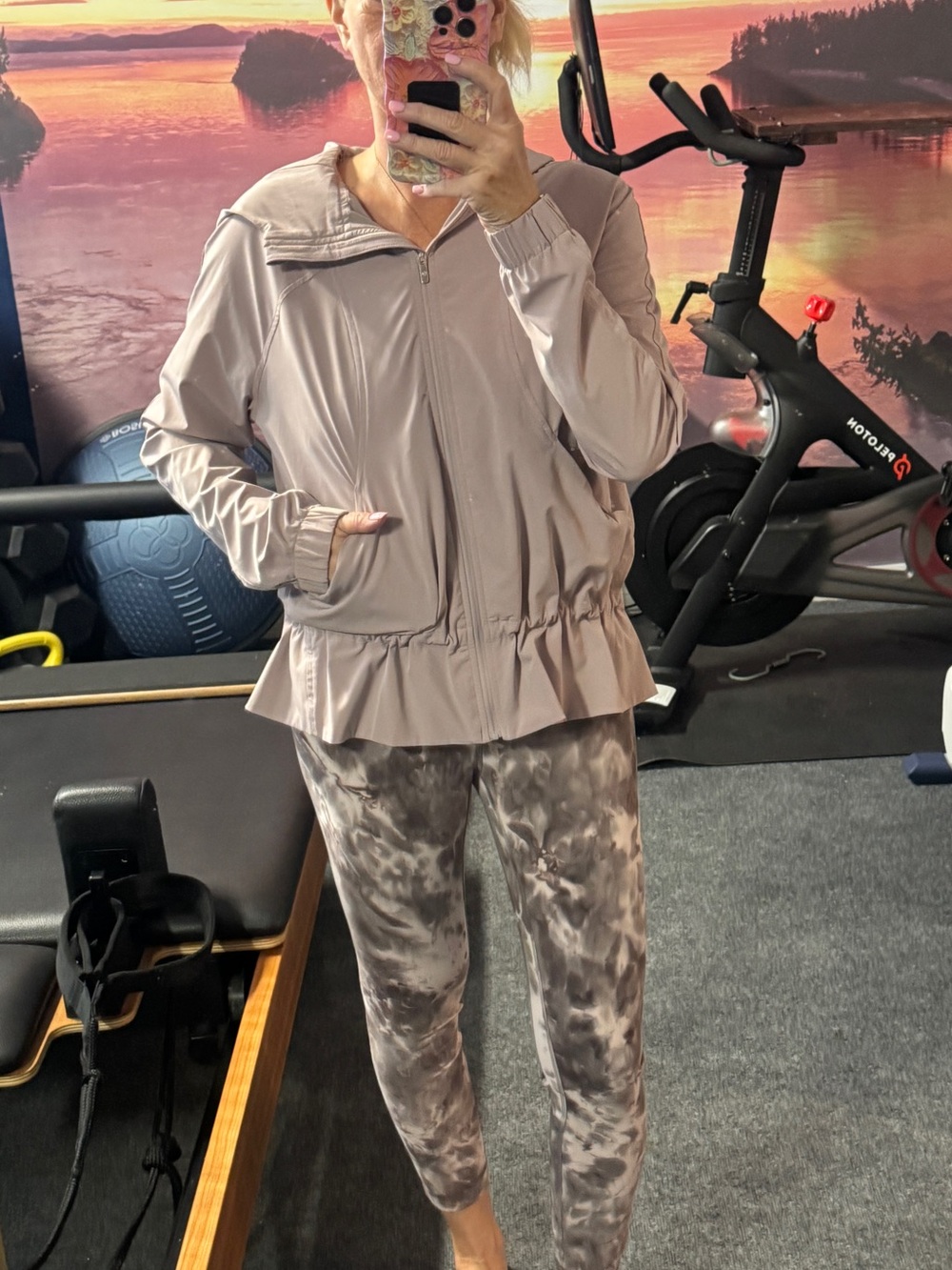 Lululemon Pack it Up“ windbreaker and match Lulu cropped leggings smoky quart